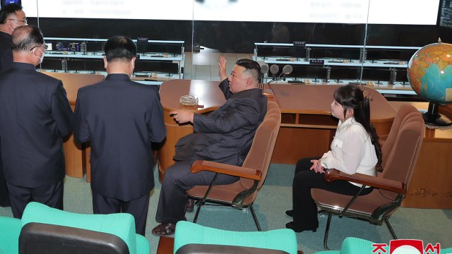 북 정찰위성 1호기 발사 임박...김정은 계획된 시일 내 발사 / YTN