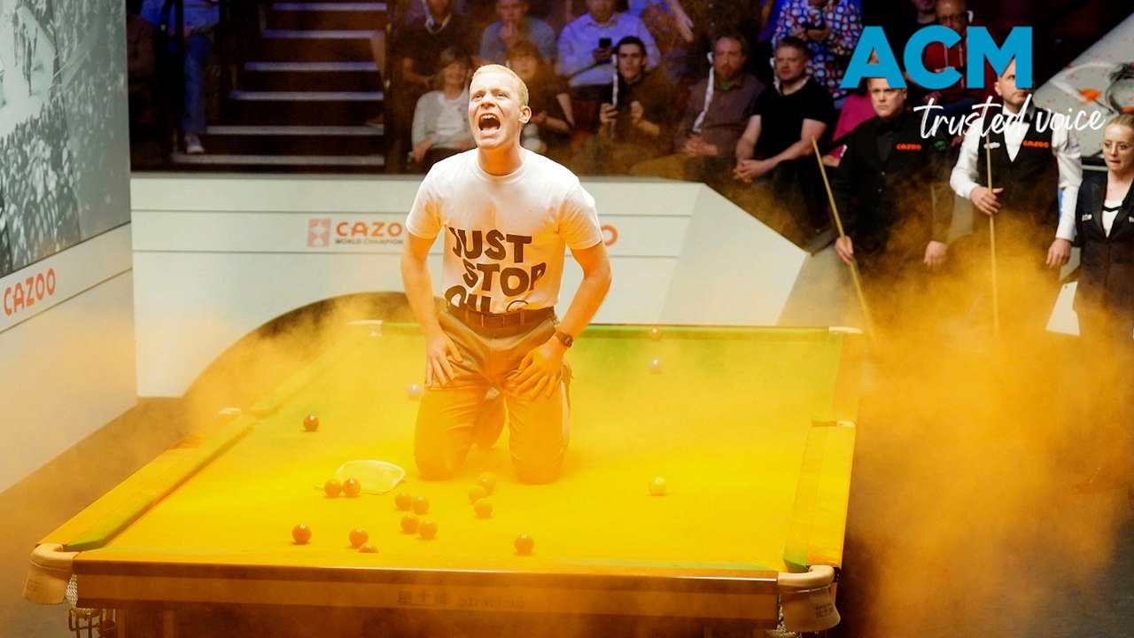 ‘You could hear booing’: climate protesters colourfully disrupt World Snooker Championship