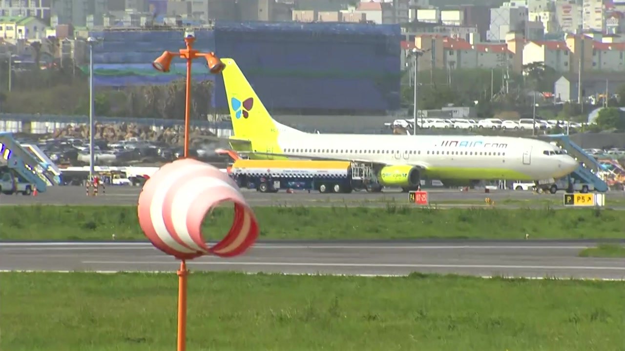 제주공항 항공편 운항 재개...170여 편 무더기 결항 / YTN