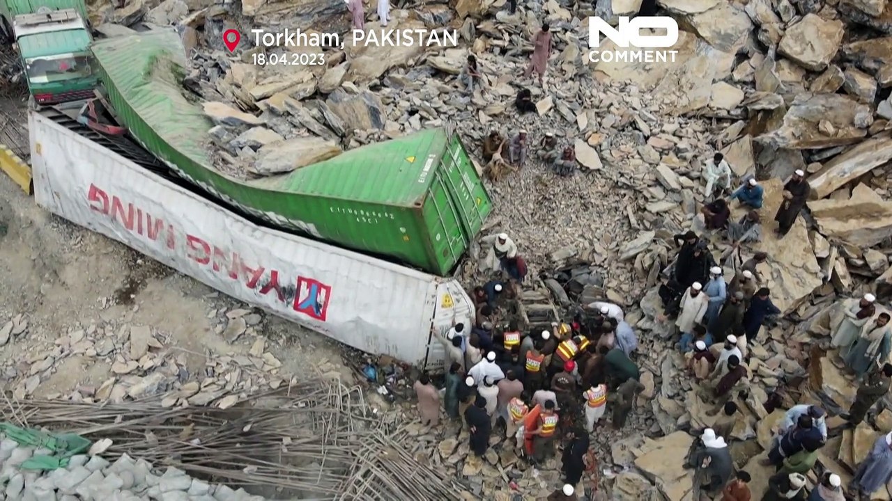 Afghanistan/Pakistan: Erdrutsch erfasst LKW