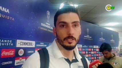 São Paulo briga e vence no final do jogo apesar da chuva.