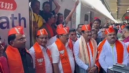 SURAT VIDEO: सूरत रेलवे स्टेशन पर यात्रियों का स्वागत