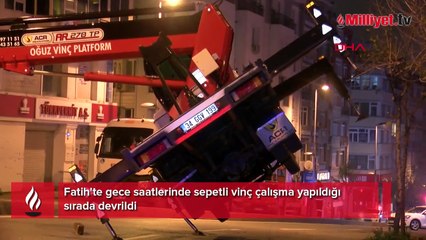 Fatih'te sepetli vinç devrildi