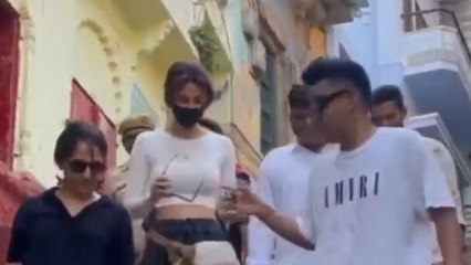 टाइट क्रॉप टॉप पहन वाराणसी की गलियों में दिखीं हॉट अदाकारा, बोल्डनेस देख भीड़ हुई बेकाबू