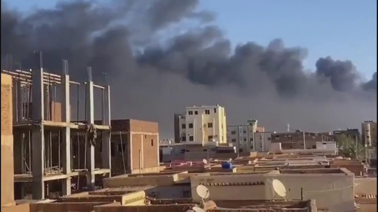 شهود عيان: اشتعال خزانات وقود داخل مطار #الخرطوم الدولي    #العربية #السودان