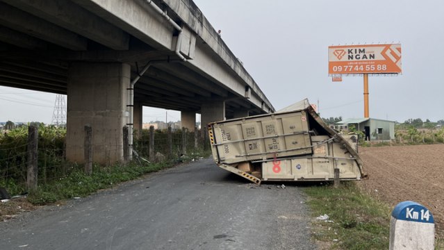 Xe đầu kéo tông taluy cao tốc TPHCM - Trung Lương, container rơi xuống đường dân sinh