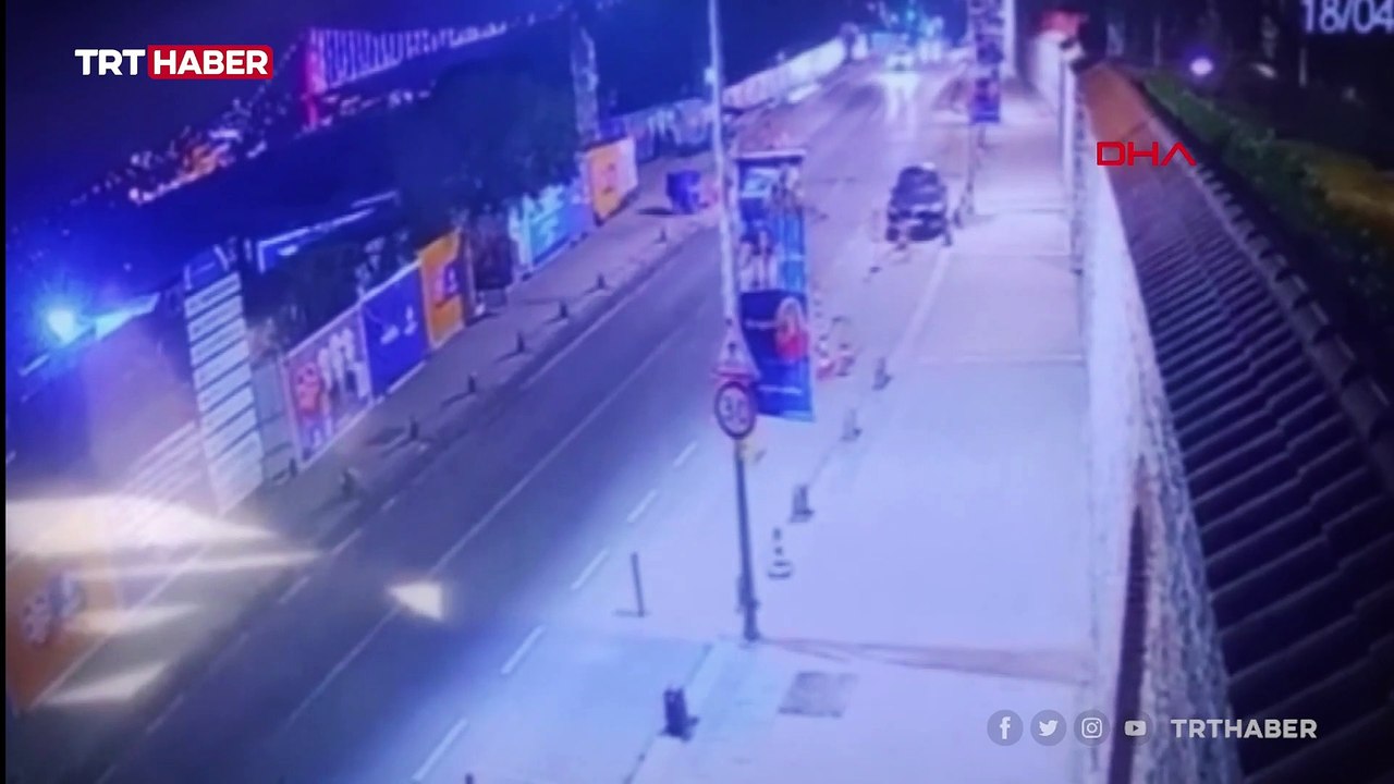 Hatalı sollama yaptı, karşıdan gelen araçla kafa kafaya çarpıştı