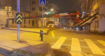 Fatih’te sepetli vinç devrildi: 2 yaralı