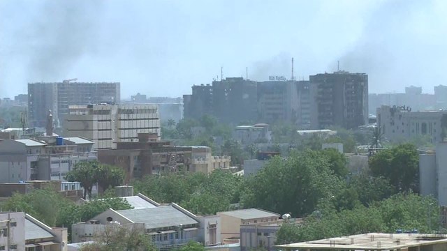 الاشتباكات مستمرة بالأسلحة الثقيلة والمتوسطة في أحياء عديدة بـ #الخرطوم .. مراسل #العربية: معظم أحياء العاصمة تعاني من انقطاع إمدادات المياه #السودان #الدعم_السريع #الجيش_السوداني