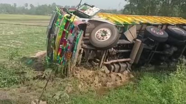 বাঁকুড়া: নিয়ন্ত্রণ হারিয়ে উল্টে গেলো বালি বোঝাই ট্রাক