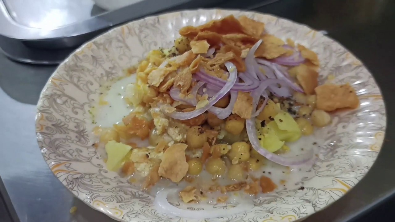 Eating Street Food With Friends | Cheese Club Sandwich | Channa Chaat | Banana Milkshake With Dates