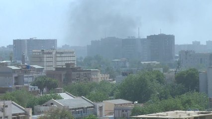 حرائق هائلة في محيط القيادة العامة لـ #الجيش_السوداني.. وشهود عيان: استهداف خزانات وقود داخل مطار #الخرطوم  #السودان   #الدعم_السريع