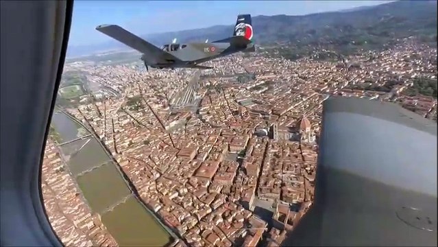 In volo sugli aerei sopra Firenze: sono i voli di addestramento degli allievi della Douhet