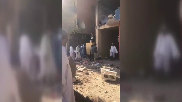 مقاطع مصورة تظهر آثار قصف طال مجمعا سكنيا في #الخرطوم #السودان #العربية