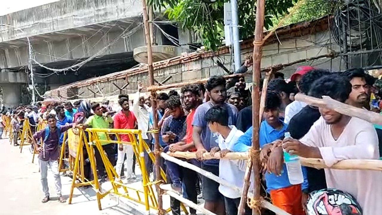 चेन्नई सुपर किंग्स और सनराइजर्स हैदराबाद की T20 की टिकटों के लिए रात से लगी कतारें