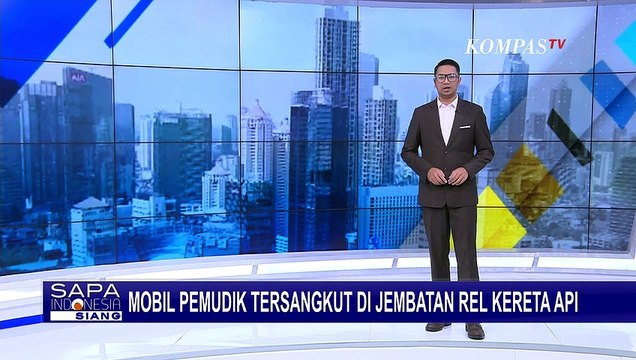 Sebuah Mobil Pemudik dari Jambi Tersangkut di Jembatan Rel Kereta Api di Banyumas
