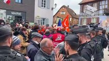 Visite de Macron en Alsace : les gendarmes repoussent les manifestants
