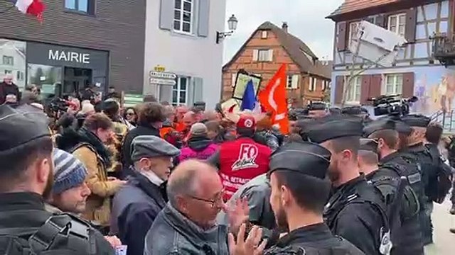 Visite de Macron en Alsace : les gendarmes repoussent les manifestants