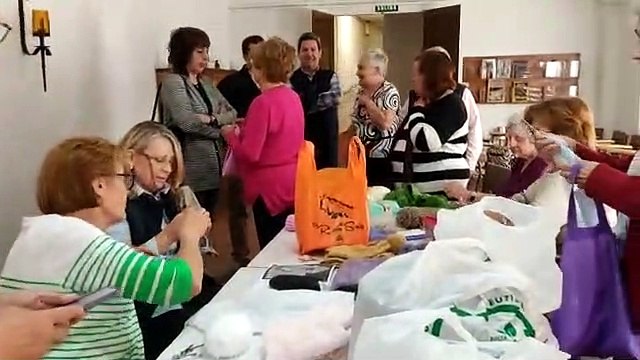 Mujeres de Santa María de Huerta tejen 450 prendas contra el frío en la Guerra de Ucrania