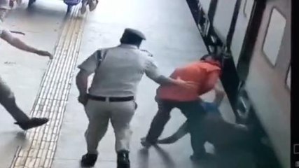 Viral: एक्शन हीरो बन कुली ने बचाई जान, वीडियो देख उछल जायेंगे आप