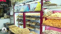 الكعك يزين محال الحلوى في مصر استعداداً لعيد الفطر