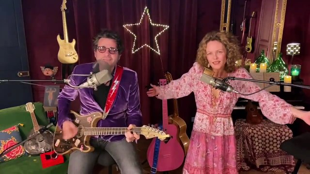 Vanessa Paradis et -M interprètent La Seine en livestream