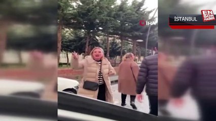 Ters yöne girdi, yol verilmeyince aracı tekmeledi