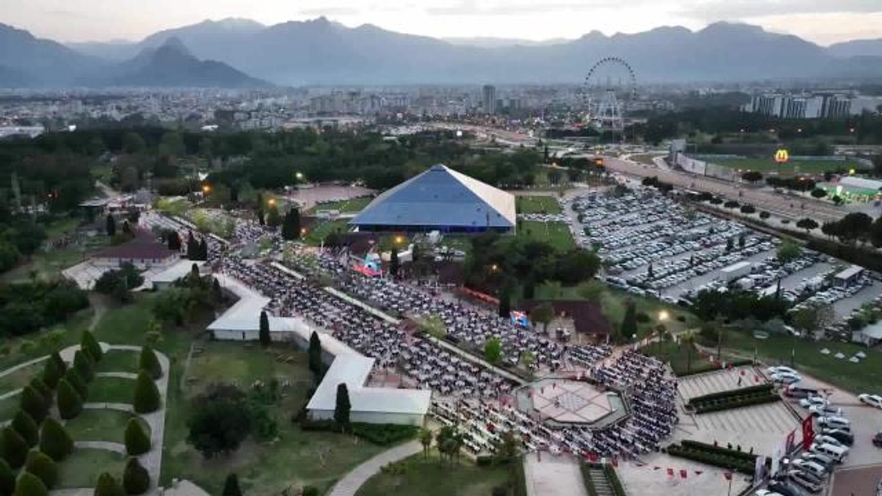 Antalya Büyükşehir Belediye Başkanı Böcek, Personeli ile İftarda Buluştu