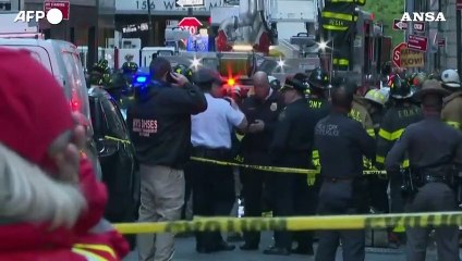 Download Video: New York, crolla un garage a Manhattan: almeno un morto e 4 feriti