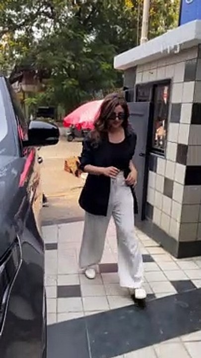 Parineeti Chopra Blushes as Paps Ask 'Shaadi Kab Hai?'