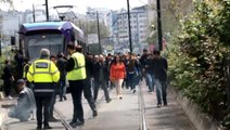 Kabataş-Bağcılar tramvay hattında oluşan hasar, seferlerde aksamalara neden oldu