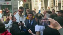 Zanetti in centro a Milano con i tifosi (19 aprile 2023)