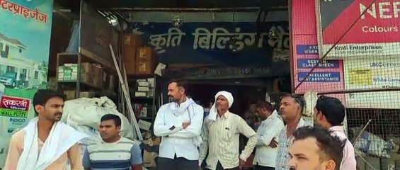 Video herunterladen: Kanpur dehat news: खरीदारी करने आये शख्स के साथ हुई घटना,73 हजार रूपए हो गए गायब