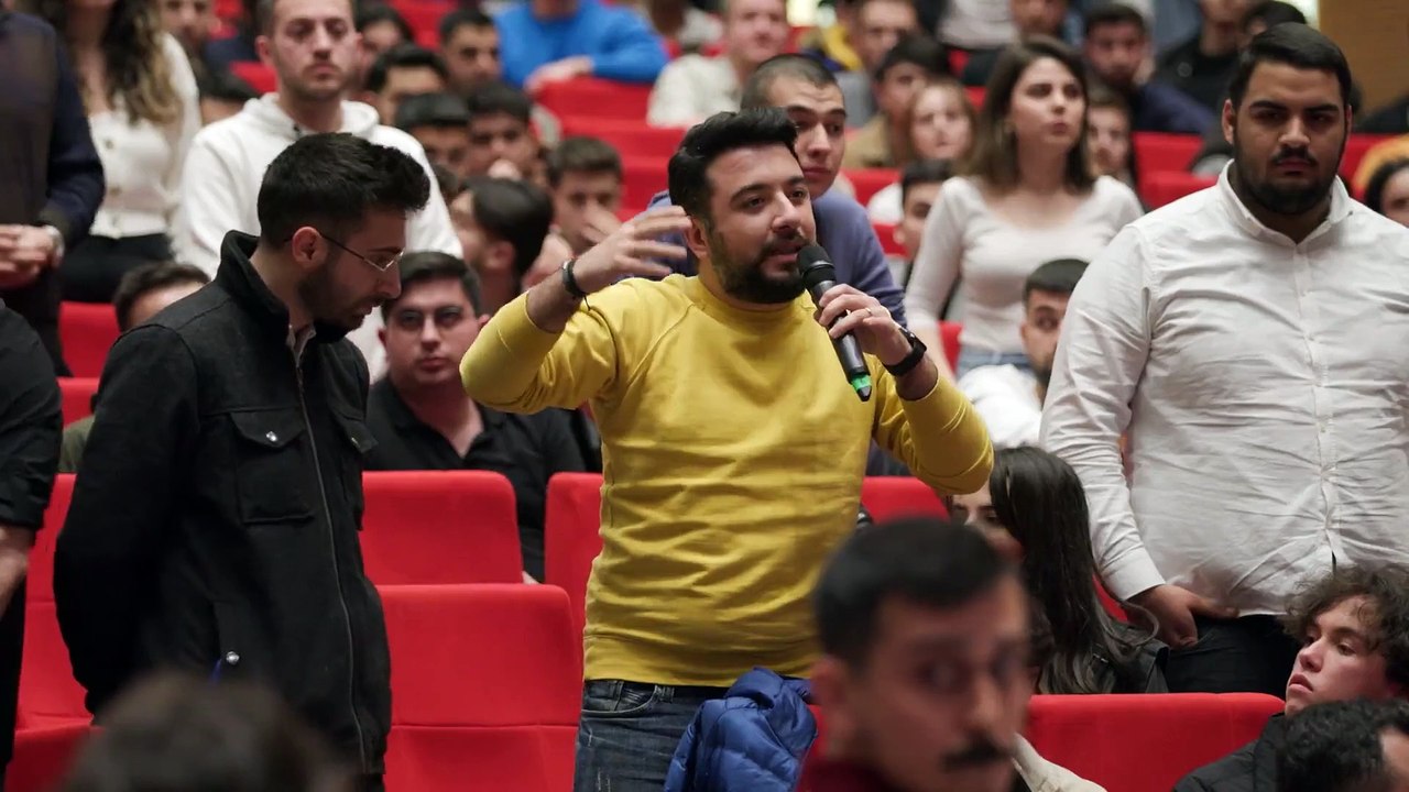 Oğuzhan Uğur, Açık Mikrofon’da çıkan kavganın g...