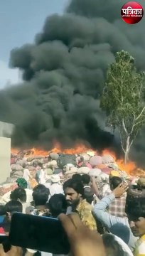 मुरादाबाद में वेस्ट कपड़ा गोदाम में लगी भीषण आग