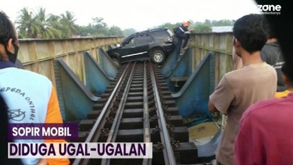 Mobil Pemudik Tersangkut Rel Kereta Api di Banyumas