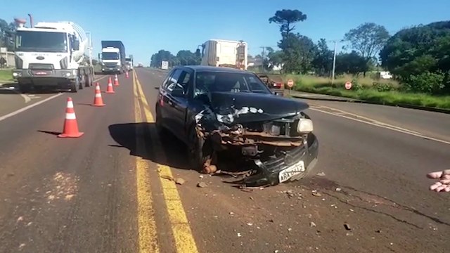 Gol e S10 se envolvem em colisão na rodovia BR-277, em Cascavel