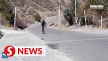 One-legged cyclist challenges China's longest national highway