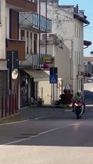 Un vieux à vélo vs Coureurs cyclistes