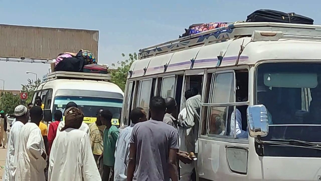 Milhares de pessoas fogem e capital do Sudão tem ruas vazias