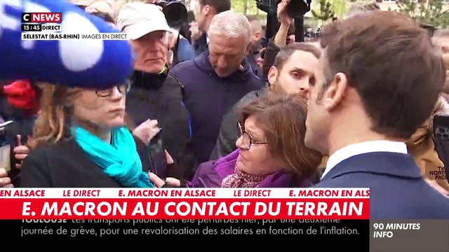 Lors d'un bain de foule à Sélestat en Alsace, Emmanuel Macron vivement pris à partie et hué par des manifestants qui scandent Macron démission!