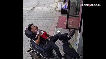 Kahraman babanın görüntüleri sosyal medyayı salladı: Bebeğini böyle kurtardı!