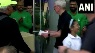 Fã surpreende Tim Cook na abertura da loja da Apple na Índia