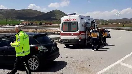 Çorum'da bariyere çarpan otomobilin sürücüsü yaralandı