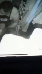 Video del momento en que agente de la DNCD toma dinero durante operativo