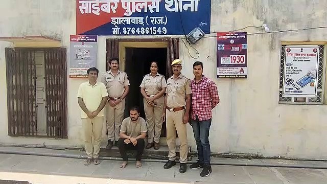 Accused of blackmailing girls by making fake IDs arrested