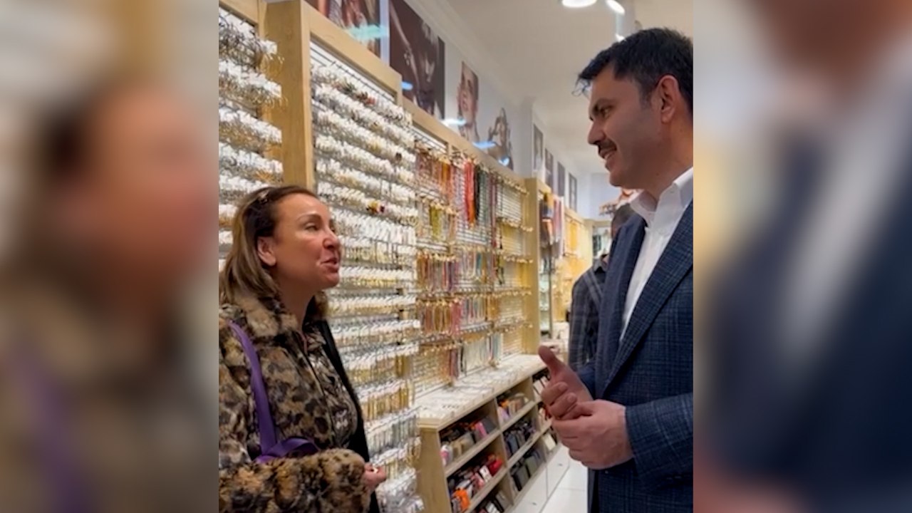 Bakan Kurum, esnaf ziyaretinde TOKİ talihlisi vatandaşla sohbet etti