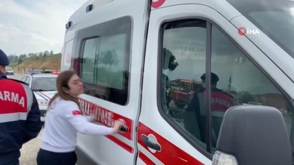 Hafif ticari aracın şarampole uçmasını demir bariyer önledi: 1 yaralı