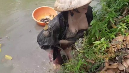 A day of catching fish, catching snails, and having fun with a beautiful girl