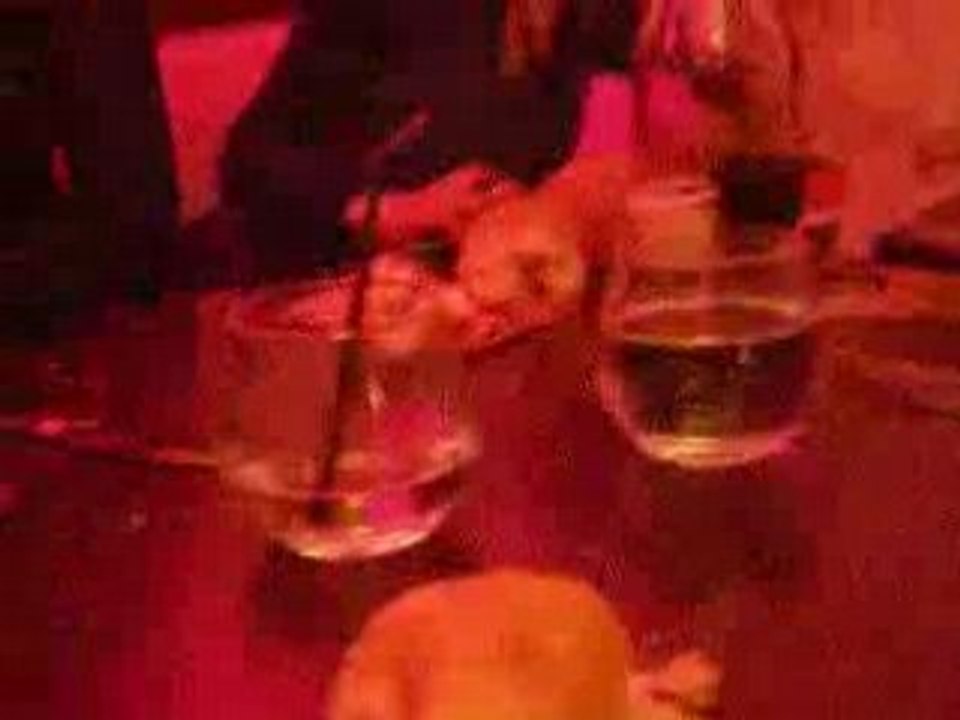 Laura pète son soutif au resto